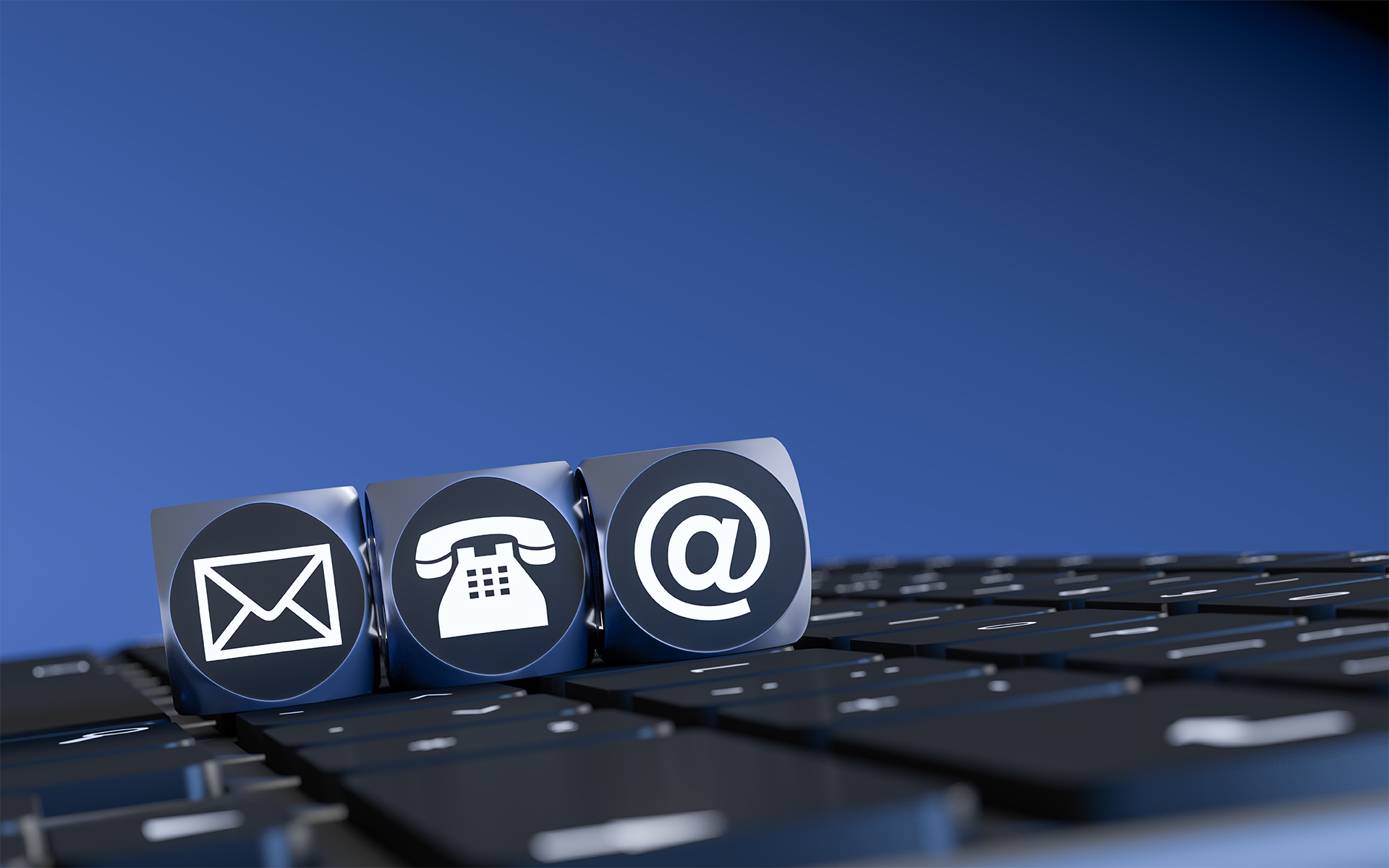 Tastatur und drei Würfel mit Symbolbilder zur Kontaktaufnahme über Post, Telefon und Email