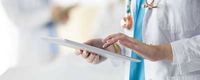 Organisation, Ausstattung und KVB-Unterstützung Ärztin bedient ein Tablet