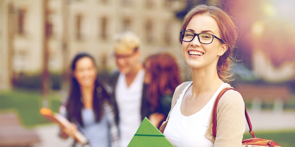 Studierende mit Blick auf die KVB-Förderung FAMULAND  Lächende junge Frau im Studium
