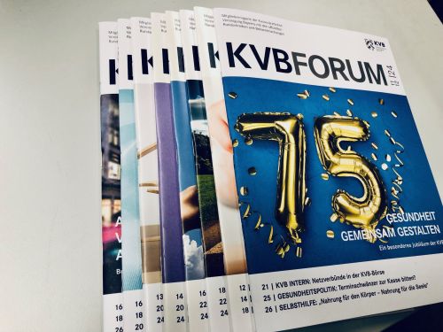 Mitgliederzeitschrift "KVBFORUM" mehrere Mitgliederzeitschrifen "KVBFORUM" liegen übereinander