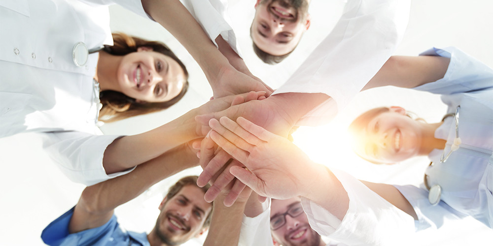 Gemeinschaft junger Ärzte Gemeinschaft junger Ärzte stehen im Kreis