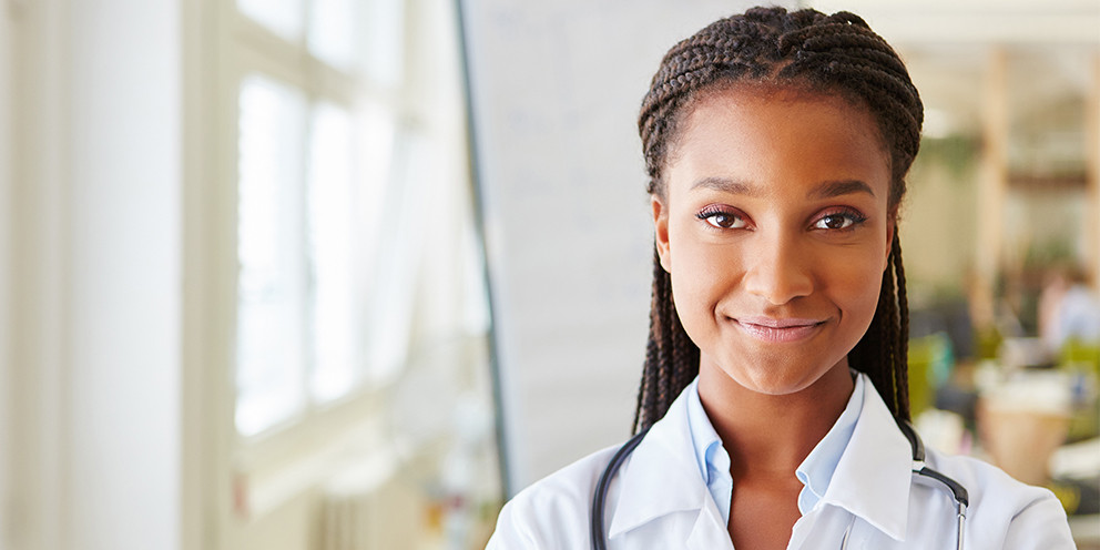 Junge Ärztin Junge lächende Ärztin