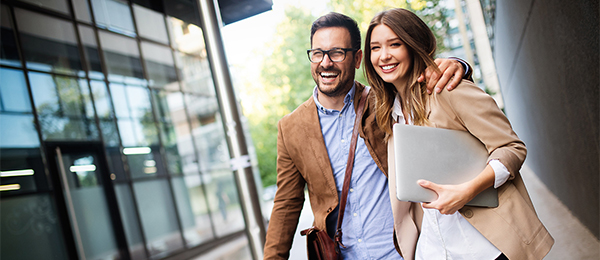 Berufsstarter Zwei junge lachende Berufsanfänger
