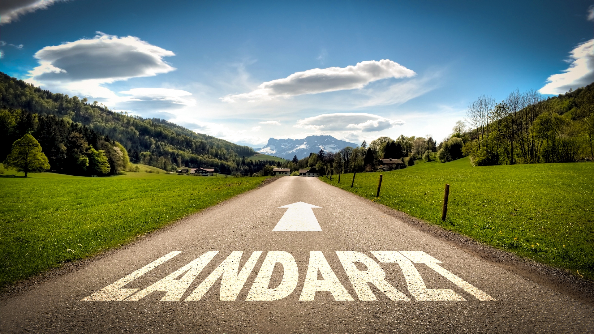 Gerade Straße mit Schriftzug "Landarzt" und Pfeil