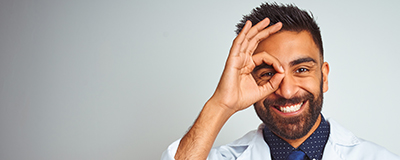 Durchblick bei der Weiterbildung Junger Arzt mit einer Geste zu mehr Durchblick