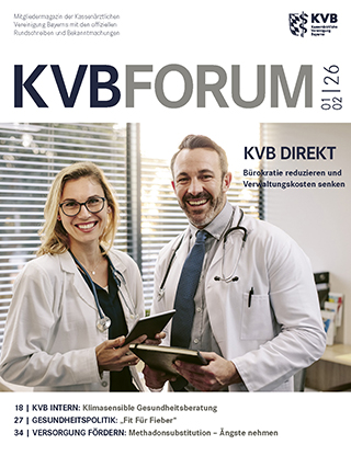 Titelseite KVB FORUM-Ausgabe 1-2/2026 Ärztin und Arzt mit Tablets lächeln in die Kamera