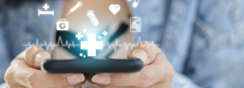 Symbolbild ePA für alle Zwei Hände, die ein Smartphone halten mit medizinischen Symbolen