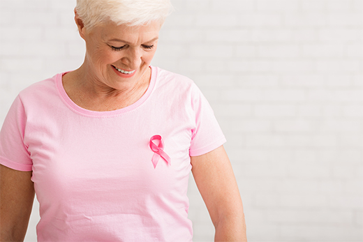 Frau mit Schleife Pink Ribbon im Bewusstsein gegen Brustkrebs Frau mit Schleife Pink Ribbon im Bewusstsein gegen Brustkrebs