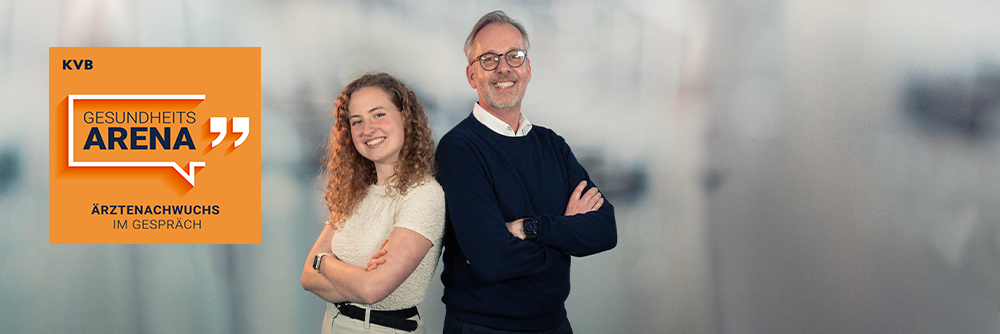 Junge Frau und Mann stehen lächelnd mit verschränkten Armen Rücken an Rücken