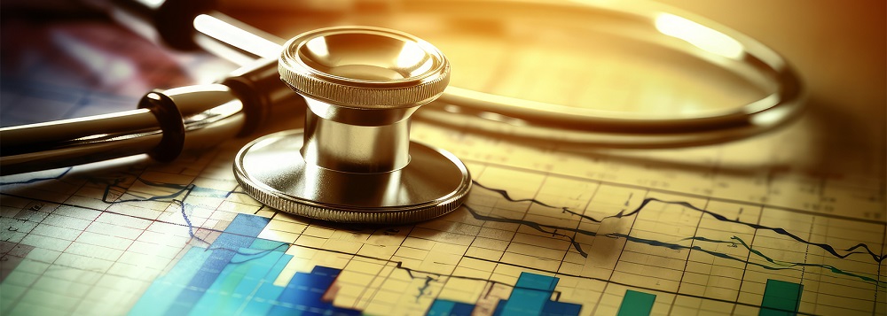 Goldenes Tageslicht über einem Stethoskop, das auf Unterlagen liegt, die Graphen mit Berechnungen zeigen