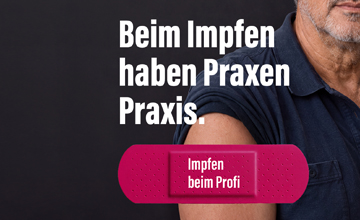 Entblößter Oberarm, auf dem ein magentafarbenes Pflaster mit Schriftzug