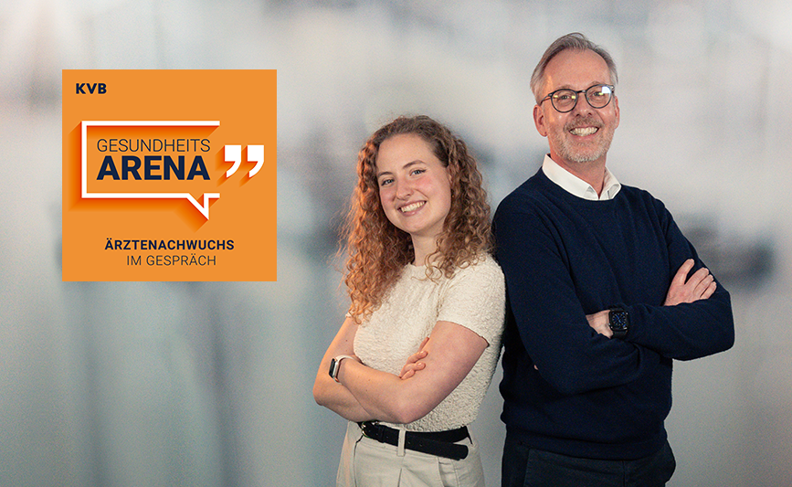 Junge Frau und Mann stehen lächelnde mit verschränkten Armen Rücken an Rücken