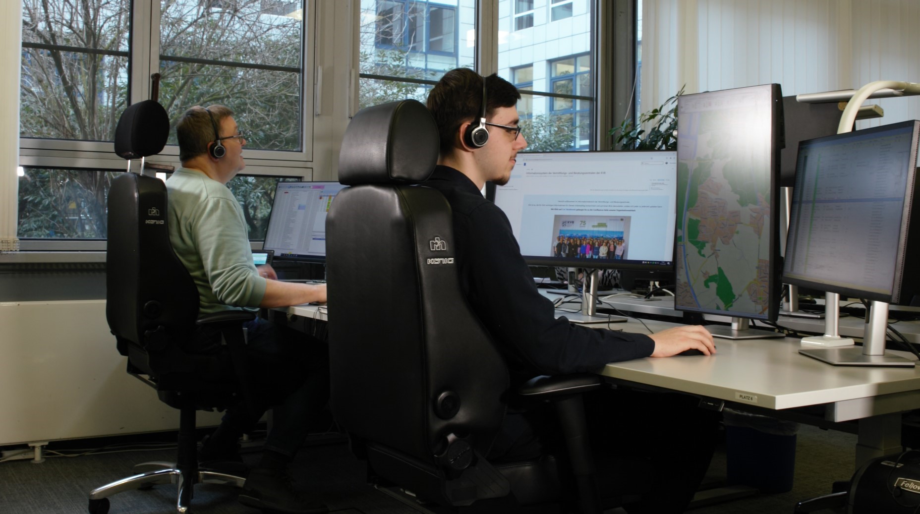 KVB-Mitarbeiter in der Vermittlungszentrale zwei Männer sitzen in der Vermittlungszentralevor Monitoren
