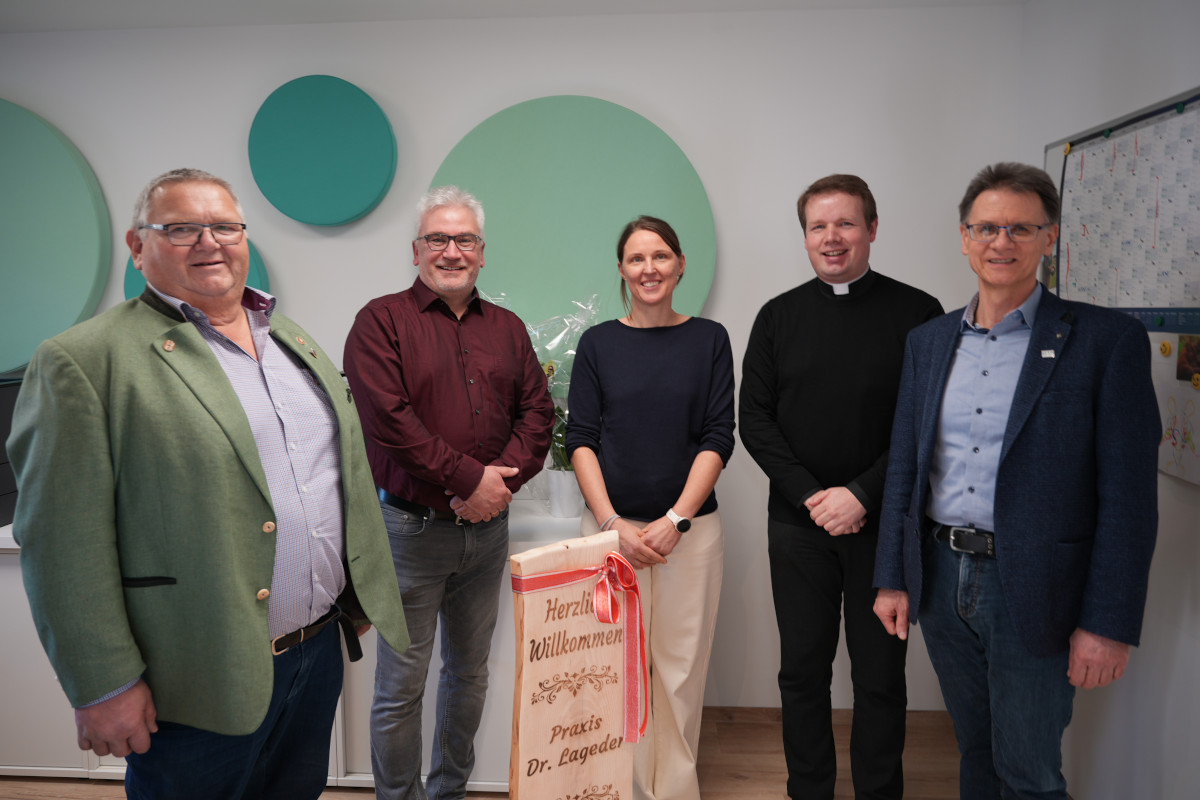 Eröffungsbild mit Ärztin, Bürgermeister, Kirche und KVB-Vorsitzenden